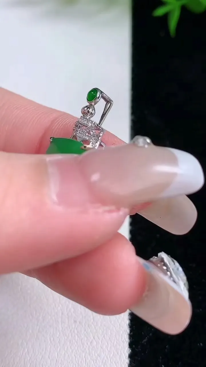 天然A货翡翠无事牌吊坠，尺寸31-20.9-11.5-4.6，重量:2.59g
2月2日