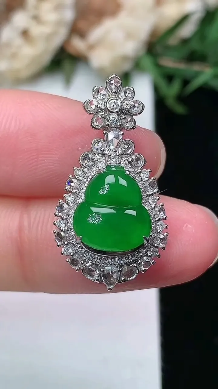 天然A货翡翠葫芦吊坠，尺寸25.8-13.8-10.5，裸石9.8-9
2月2日