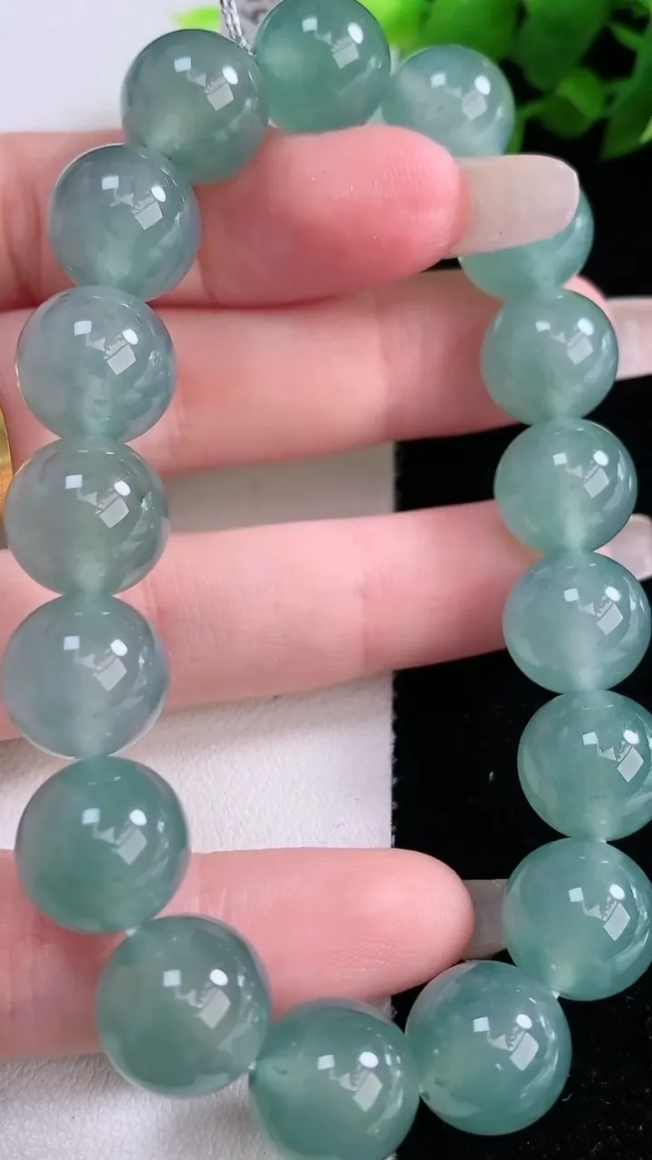 天然A货翡翠圆珠手串，尺寸12-17颗，重量:49.24g2月2日
工厂直销收藏佳品,种好水足，色泽均匀，有种有色，上手高大气！