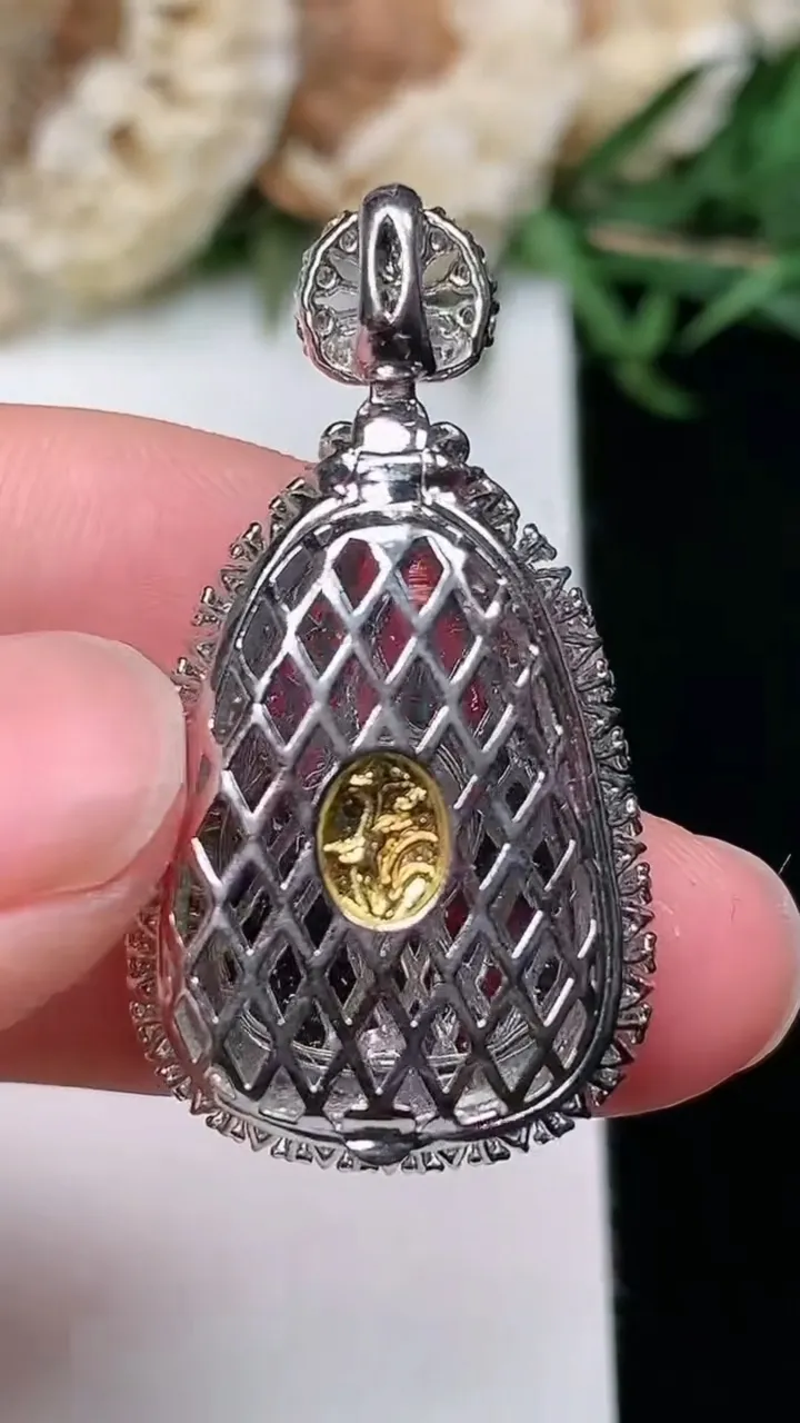 天然A货翡翠如意吊坠，尺寸33.9-18.3-8.8，裸石22-15.6，重量:6.02g
2月2日