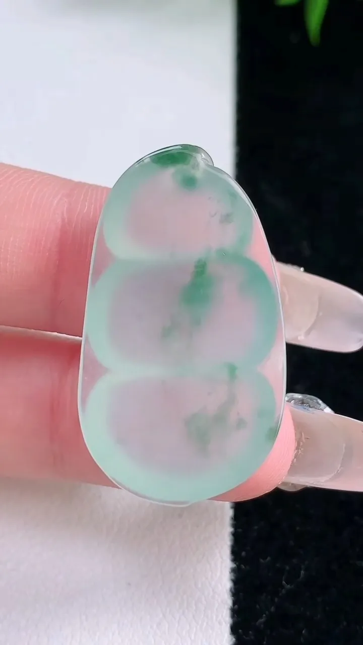 天然A货翡翠种飘花福豆镶嵌件，尺寸32.8-18.7-5.7，重量:6.34g
2月2日