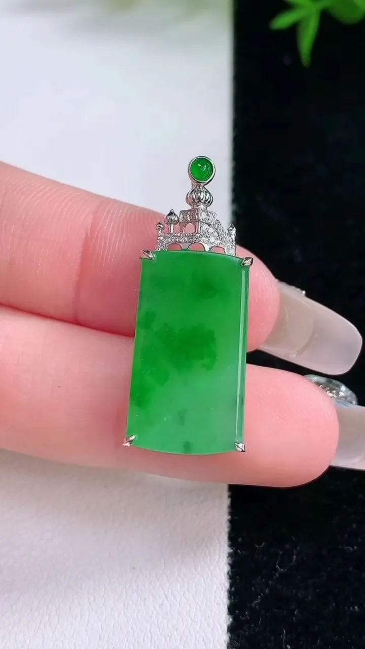 天然A货翡翠无事牌吊坠，尺寸31-20.9-11.5-4.6，重量:2.59g
2月2日