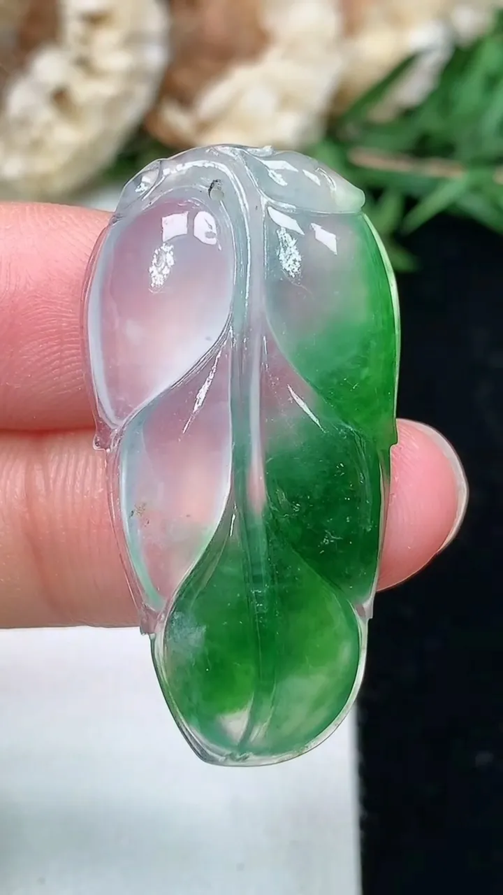 天然A货翡翠金枝玉叶 叶子吊坠，尺寸35.5-18.5-4.9，重量:5.65g
2月2日