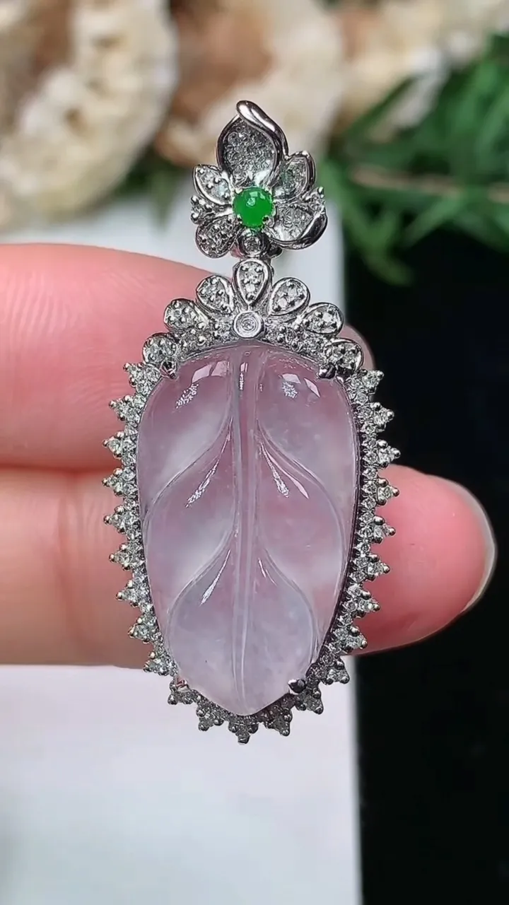 天然A货翡翠白冰金枝玉叶 叶子吊坠，尺寸25.8-16.9-8.6，裸石19.6-12，重量:4.35g
2月2日