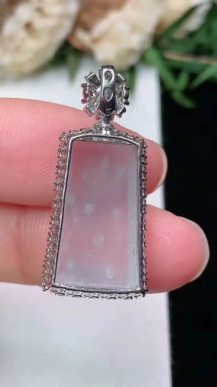 天然A货翡翠白冰无事牌吊坠，尺寸28.8-13.3-7，裸石17.9-11，重量:3.03g
2月2日