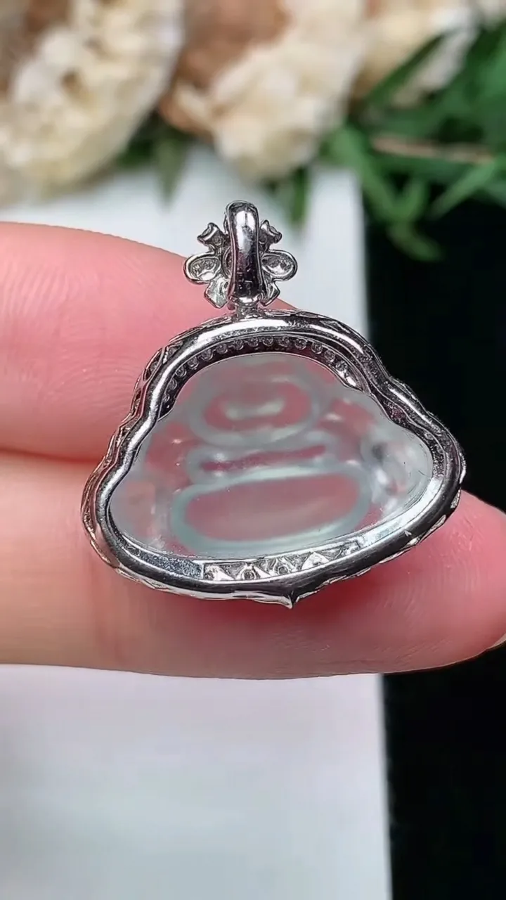 天然A货翡翠白冰佛公吊坠，尺寸22.5-20.9-8.6，裸石11.7-18.3，重量:3.02g
2月2日