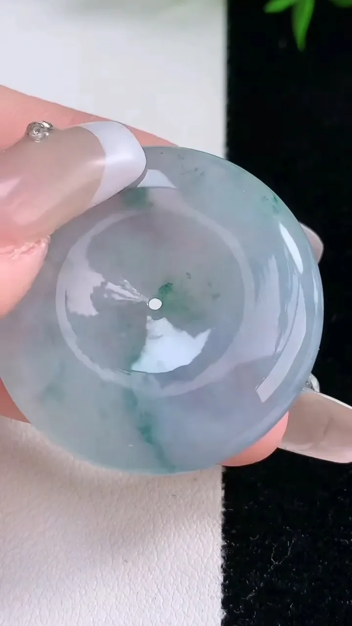 天然A货翡翠种飘花平安扣吊坠，尺寸35-5.7，重量:15.47g
2月2日