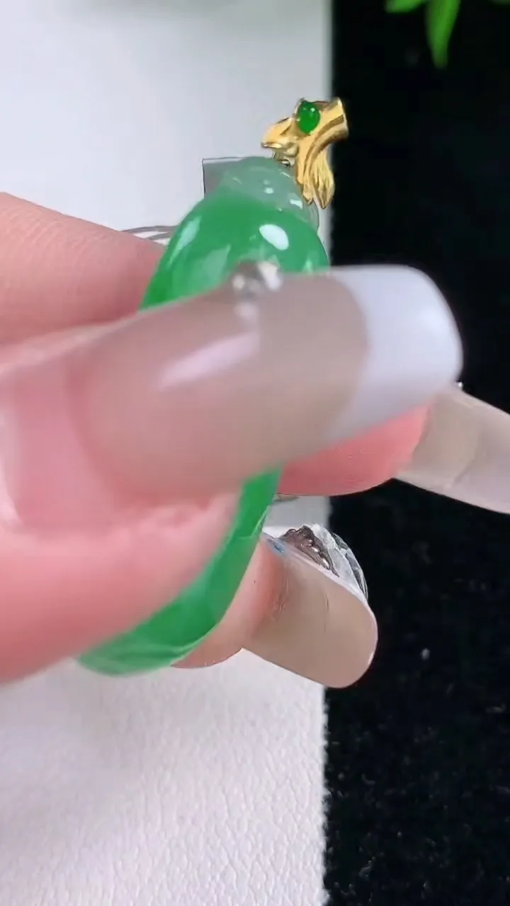 天然A货翡翠福瓜吊坠，尺寸33.3-16.5-9，重量:9.13g
2月2日