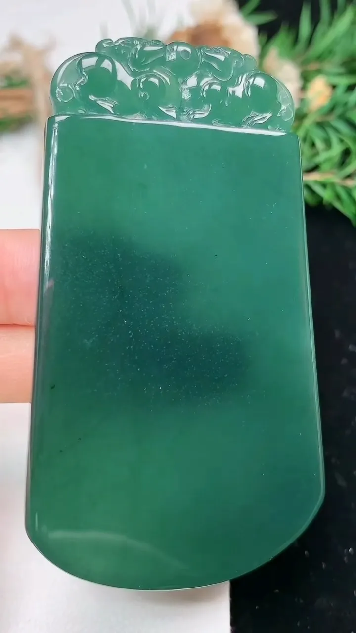 天然A货翡翠蓝水无事牌吊坠，尺寸75.9-43.3-5.6，重量:51.80g
2月2日