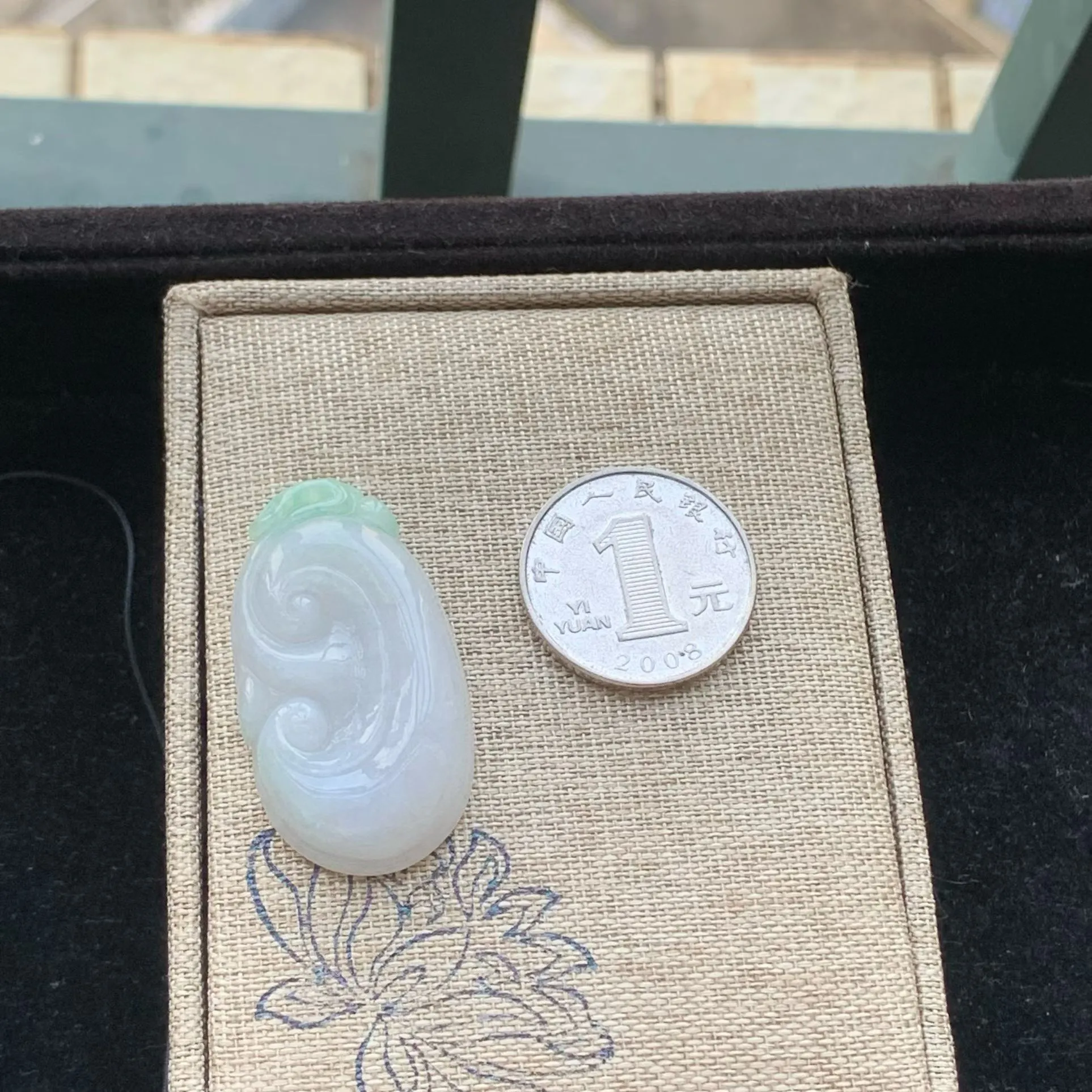 A货天然翡翠冰糯种双春彩如意吊坠重量12.37
2月2日