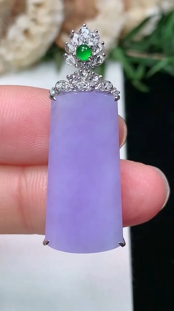 天然A货翡翠k金紫罗兰无事牌吊坠，尺寸25.2-12.4-7.7，重量:4.71g
2月2日