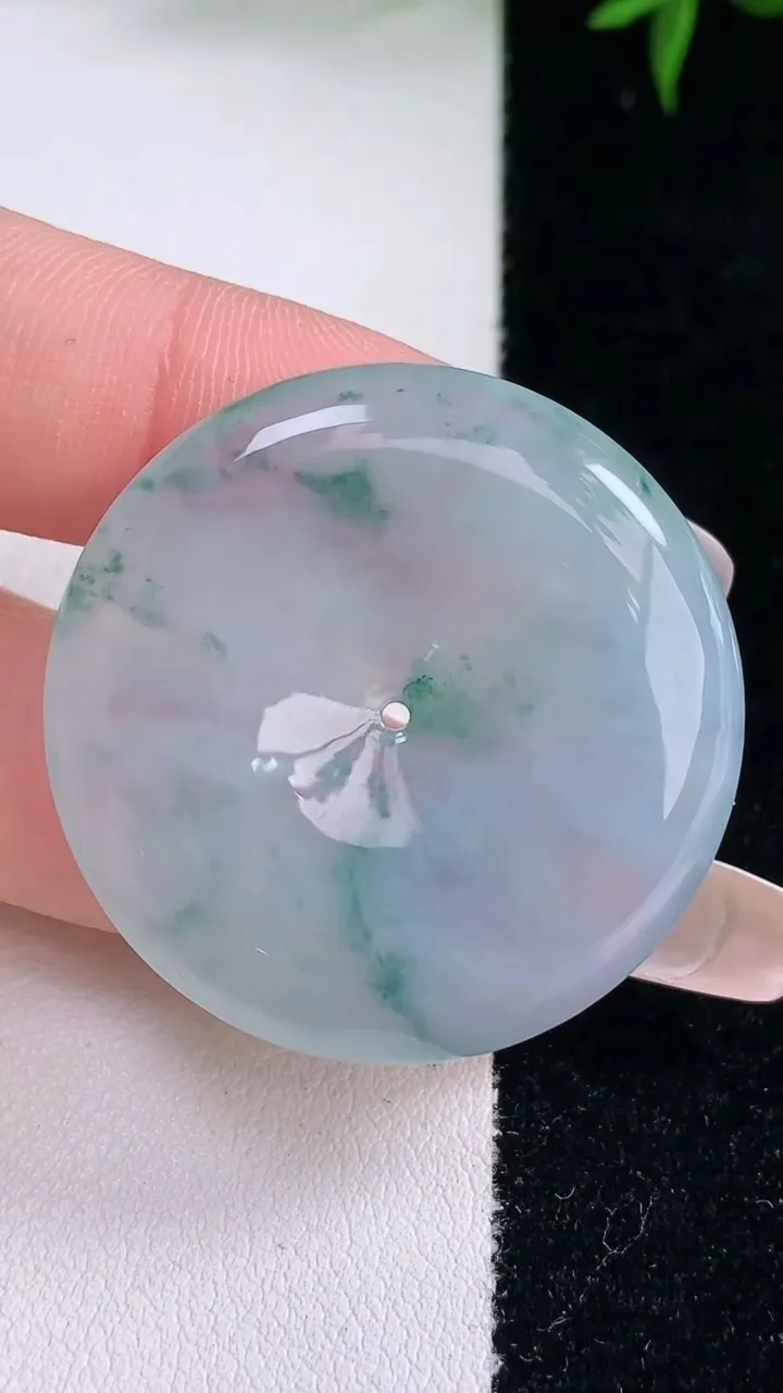 天然A货翡翠种飘花平安扣吊坠，尺寸35-5.7，重量:15.47g
2月2日