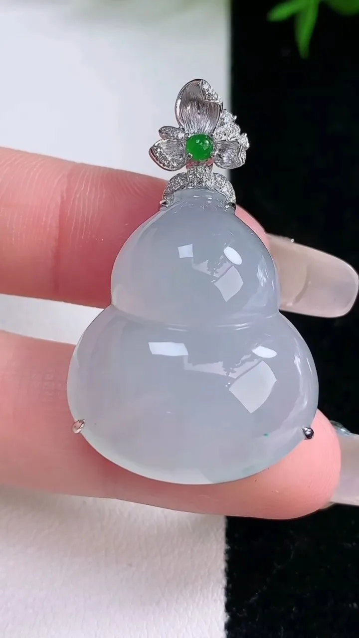 天然A货翡翠种飘花葫芦吊坠，尺寸40-28.7-24.2-10.2，重量:11.62g
2月2日