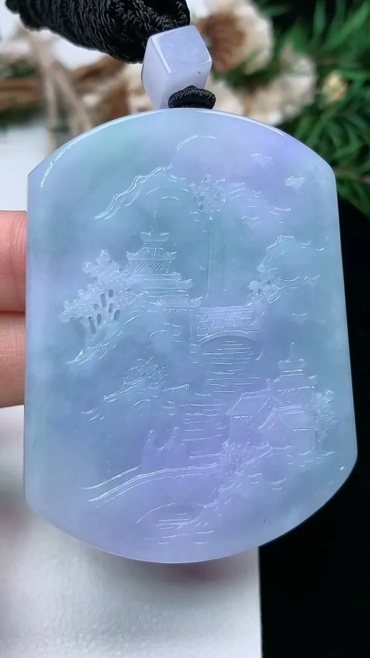 天然A货翡翠春带彩 紫罗兰山水牌吊坠，尺寸57-44.2-6.4，重量:47.28g
2月2日