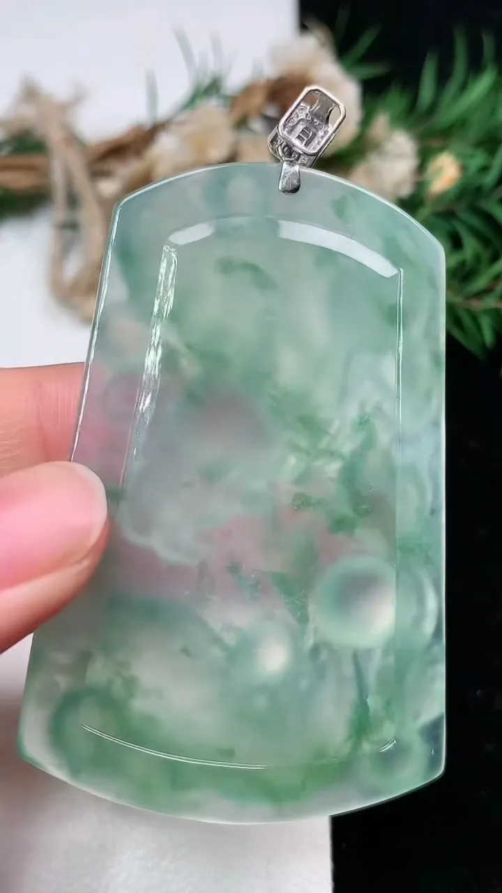 天然A货翡翠龙牌吊坠，尺寸62.5-40.5-6.5，重量:32.00g
2月2日