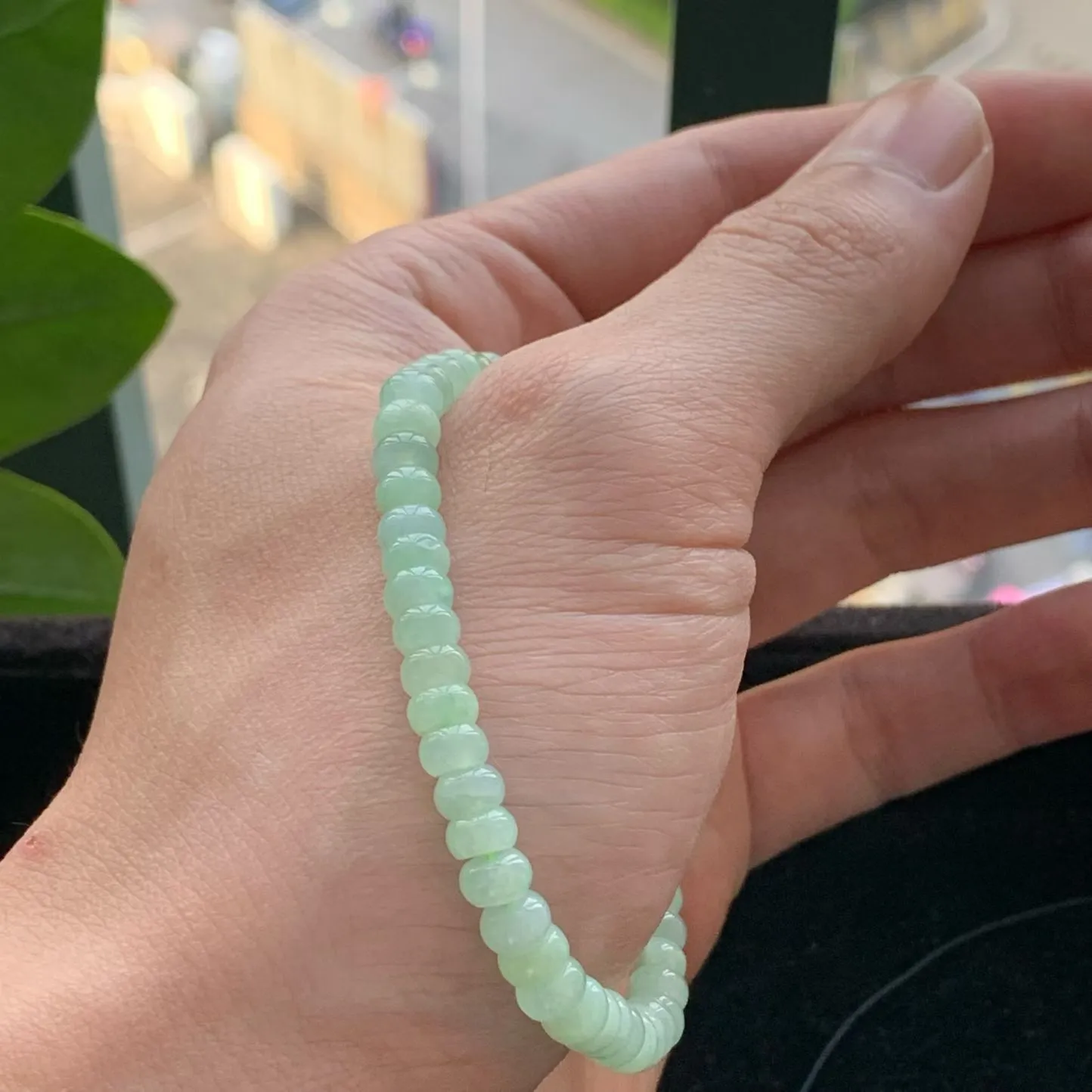 A货天然翡翠冰糯种浅绿算盘珠手链52颗重量12.67
2月2日