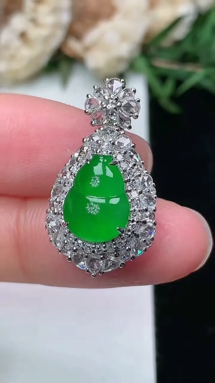 天然A货翡翠葫芦吊坠，尺寸25.2-14-10.6，裸石10.5-7.9
2月2日