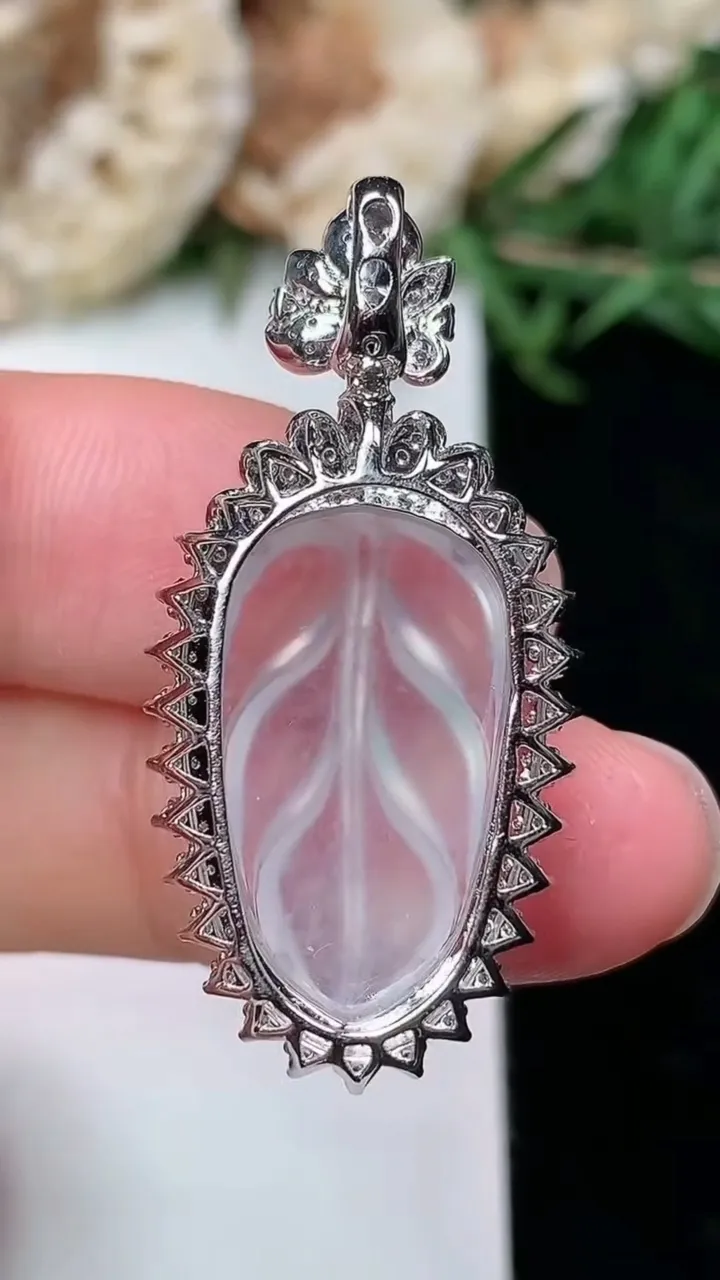 天然A货翡翠白冰金枝玉叶 叶子吊坠，尺寸25.8-16.9-8.6，裸石19.6-12，重量:4.35g
2月2日