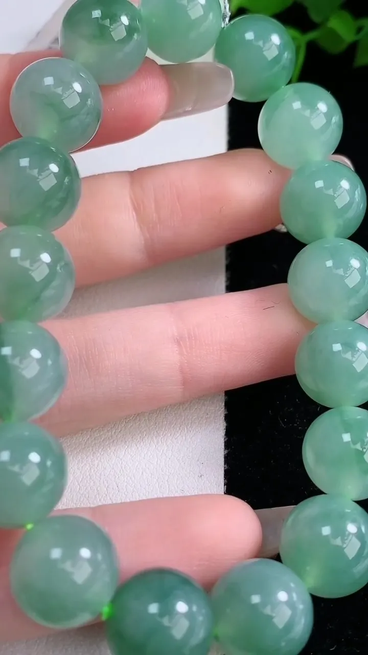 天然A货翡翠圆珠手串，尺寸12-17颗，重量:50.84g2月2日
工厂直销收藏佳品,种好水足，色泽均匀，有种有色，上手高大气！