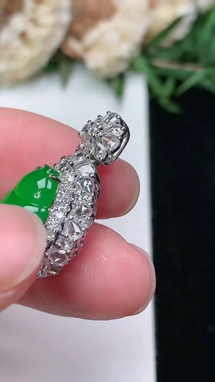 天然A货翡翠葫芦吊坠，尺寸25.2-14-10.6，裸石10.5-7.9
2月2日