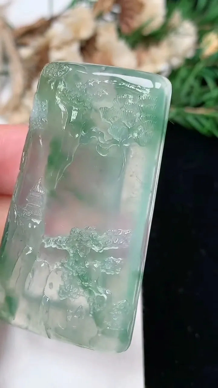 天然A货翡翠飘花山水牌吊坠，尺寸50.6-27.8-5，重量:16.26g
2月2日