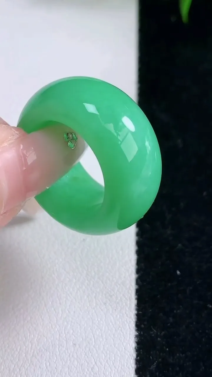 天然A货翡翠指环扳指，尺寸16.7-12-5.3，重量:12.77g2026年2月2日
工厂直销收藏佳品,种好水足，色泽均匀，有种有色，上手高大气！