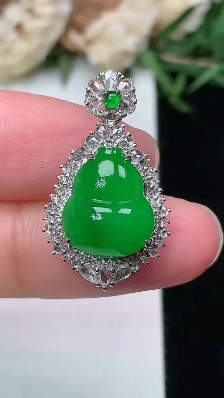 天然A货翡翠葫芦吊坠，尺寸25.5-14.9-11，裸石12.4-10.4，重量:3.83g
2月2日