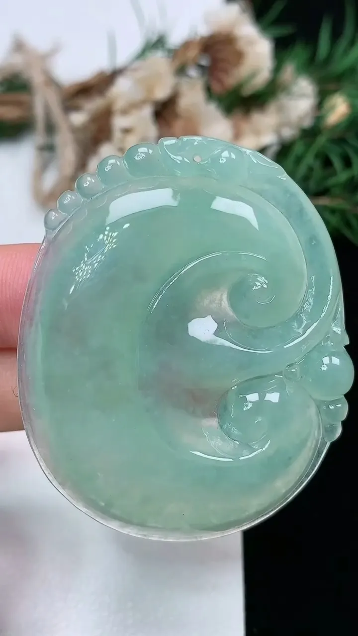 天然A货翡翠如意吊坠，尺寸51-42.6-5.9，重量:22.03g
2月2日