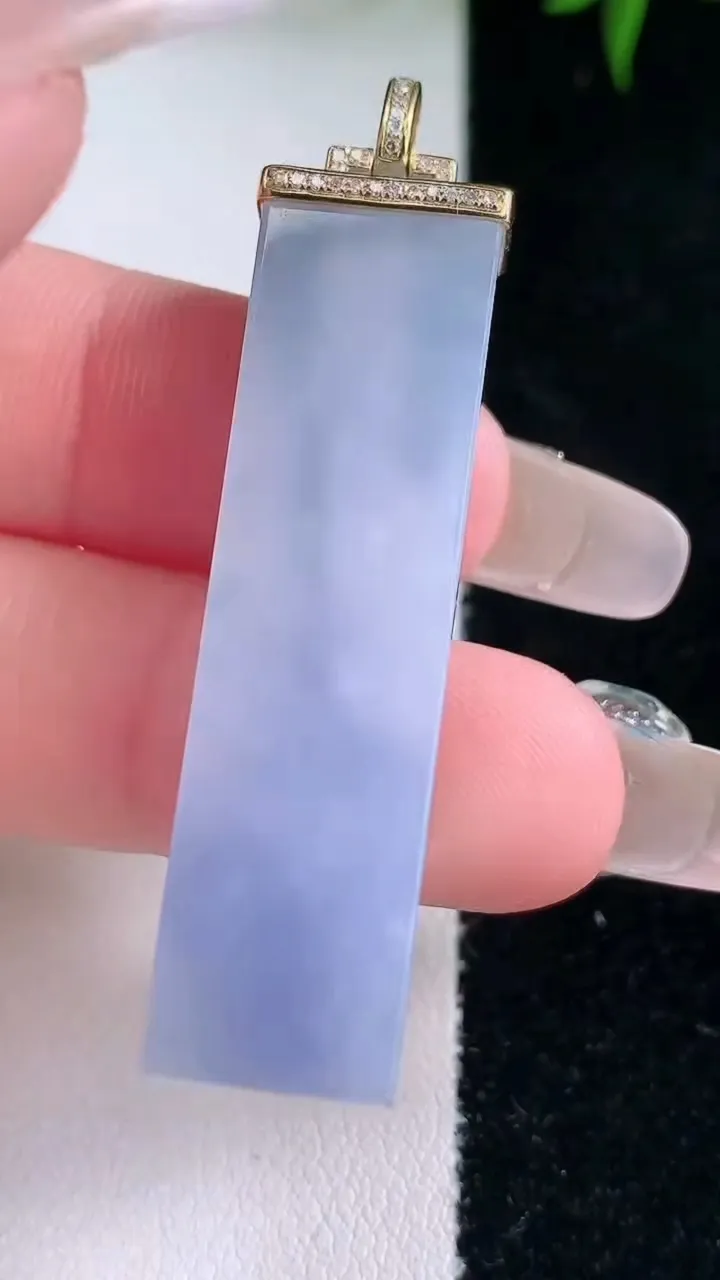 天然A货翡翠18K金紫罗兰无事牌吊坠，尺寸43.2-11-5.6，重量:11.14g
2月2日