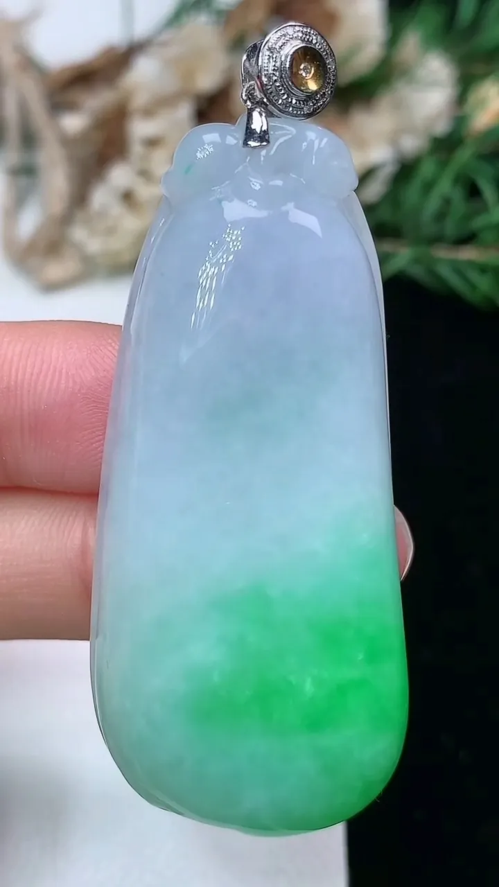 天然A货翡翠福瓜吊坠，尺寸52.4-23.8-9.2，重量:25.04g
2月2日