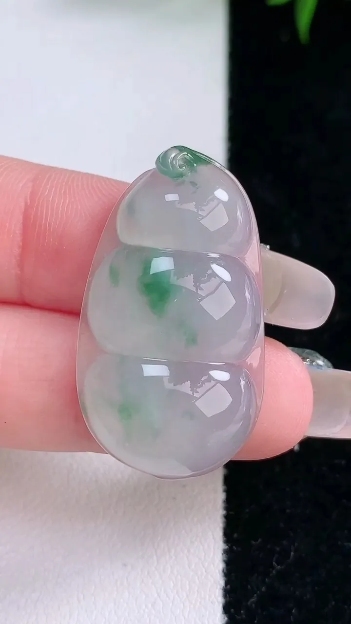 天然A货翡翠种飘花福豆镶嵌件，尺寸32.8-18.7-5.7，重量:6.34g
2月2日