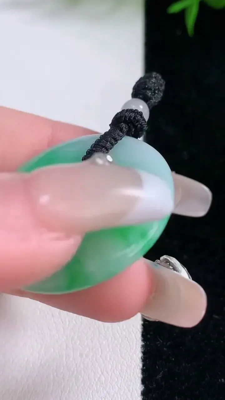 天然A货翡翠平安扣吊坠，尺寸32-6，重量:13.00g
2月2日