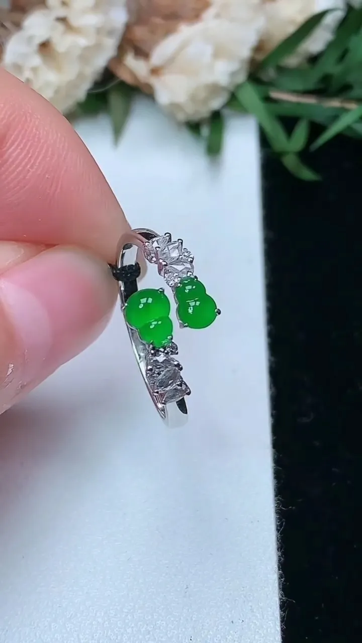 天然A货翡翠葫芦戒指，尺寸16.9-5-4，重量:1.97g2026年2月2日
工厂直销收藏佳品,种好水足，色泽均匀，有种有色，上手高大气！