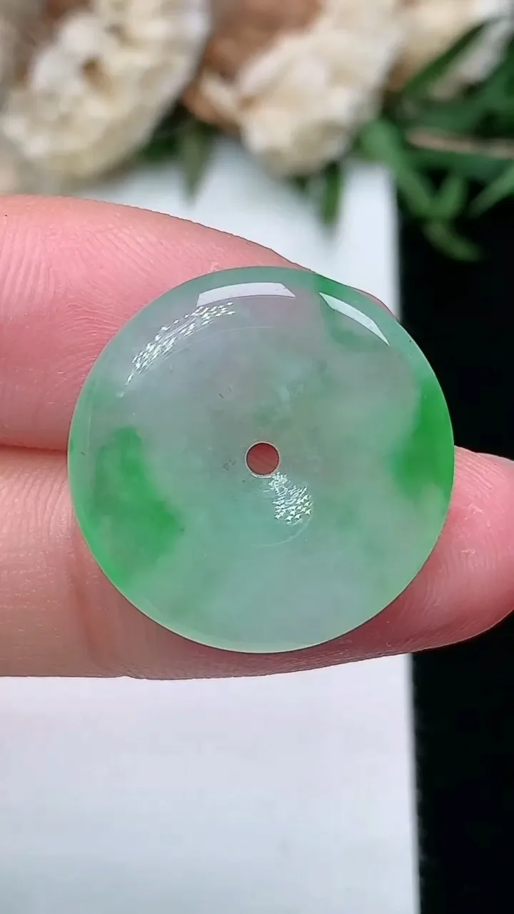 天然A货翡翠平安扣吊坠，尺寸19.7-3.5，重量:3.14g
2月2日