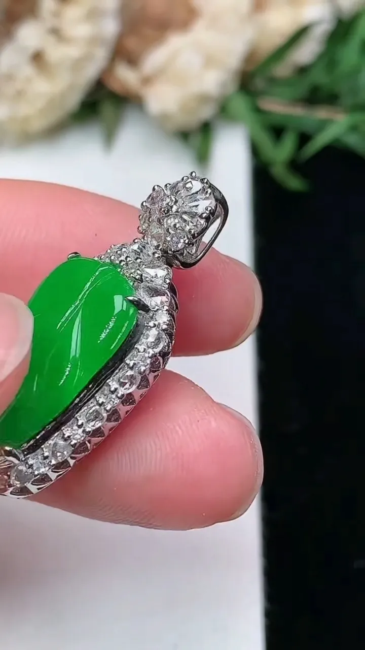 天然A货翡翠金枝玉叶 叶子吊坠，尺寸29.9-13.2-8.8，裸石17.4-10.2，重量:4.64g
2月2日