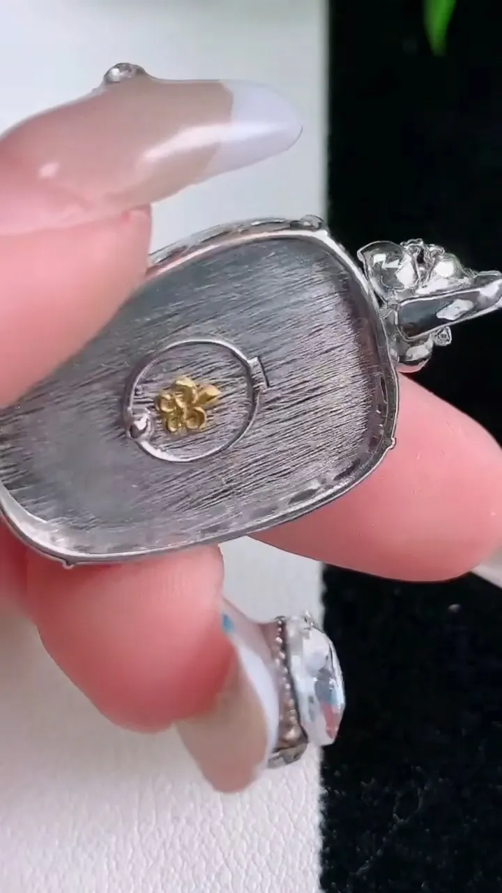 天然A货翡翠金枝玉叶 叶子吊坠，尺寸25.5-18.6-6.2，重量:6.85g
2月2日