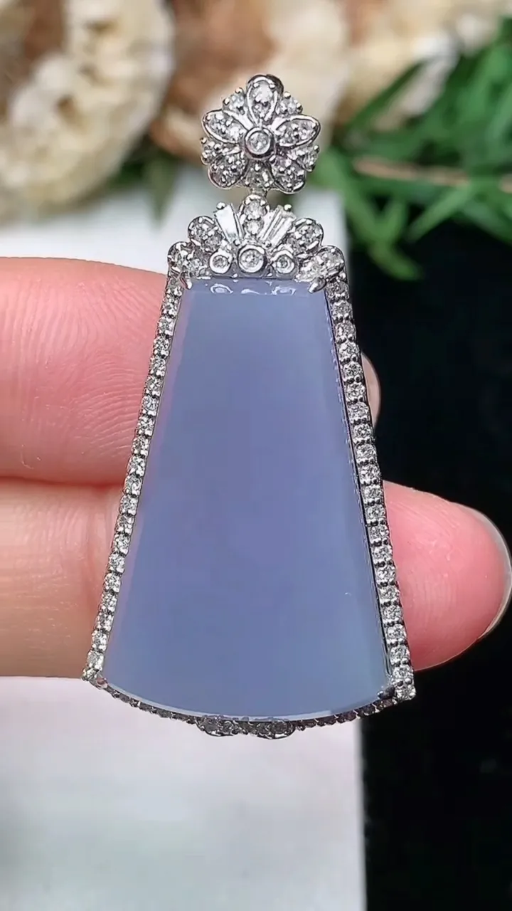 天然A货翡翠紫罗兰无事牌吊坠，尺寸37.5-19.3-7.6，裸石24.2-15
2月2日