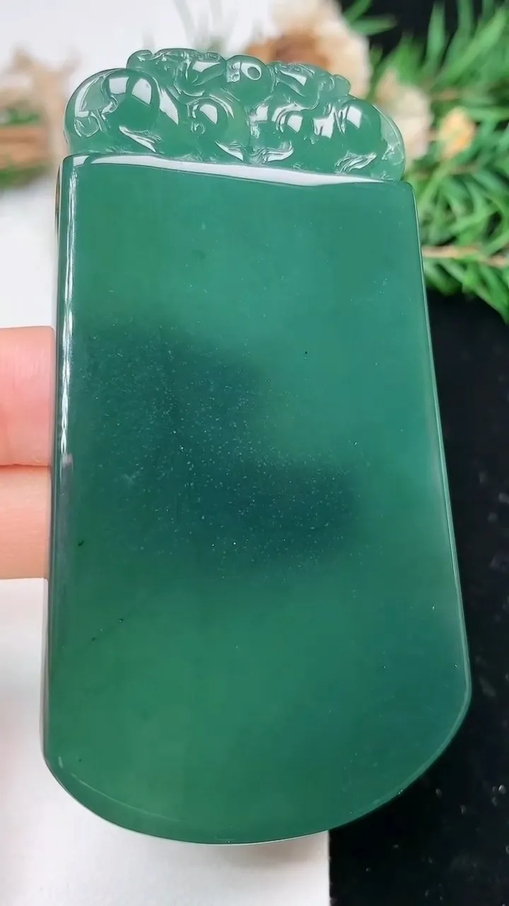 天然A货翡翠蓝水无事牌吊坠，尺寸75.9-43.3-5.6，重量:51.80g
2月2日