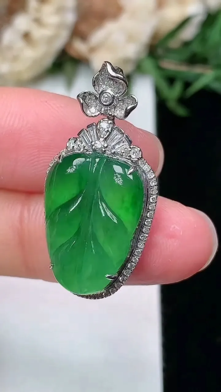 天然A货翡翠金枝玉叶 叶子吊坠，尺寸29.7-14.3-7.4，裸石17-12.5
2月2日