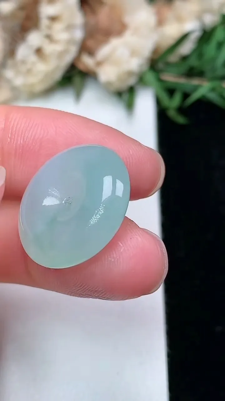 天然A货翡翠平安扣吊坠，尺寸18.7-5.4，重量:3.77g
2月2日