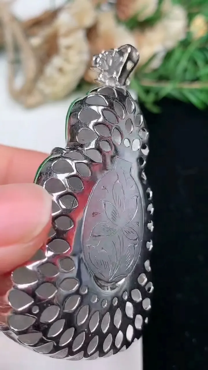 天然A货翡翠观音菩萨吊坠，尺寸49.8-33.2-10，重量:20.04g
2月2日