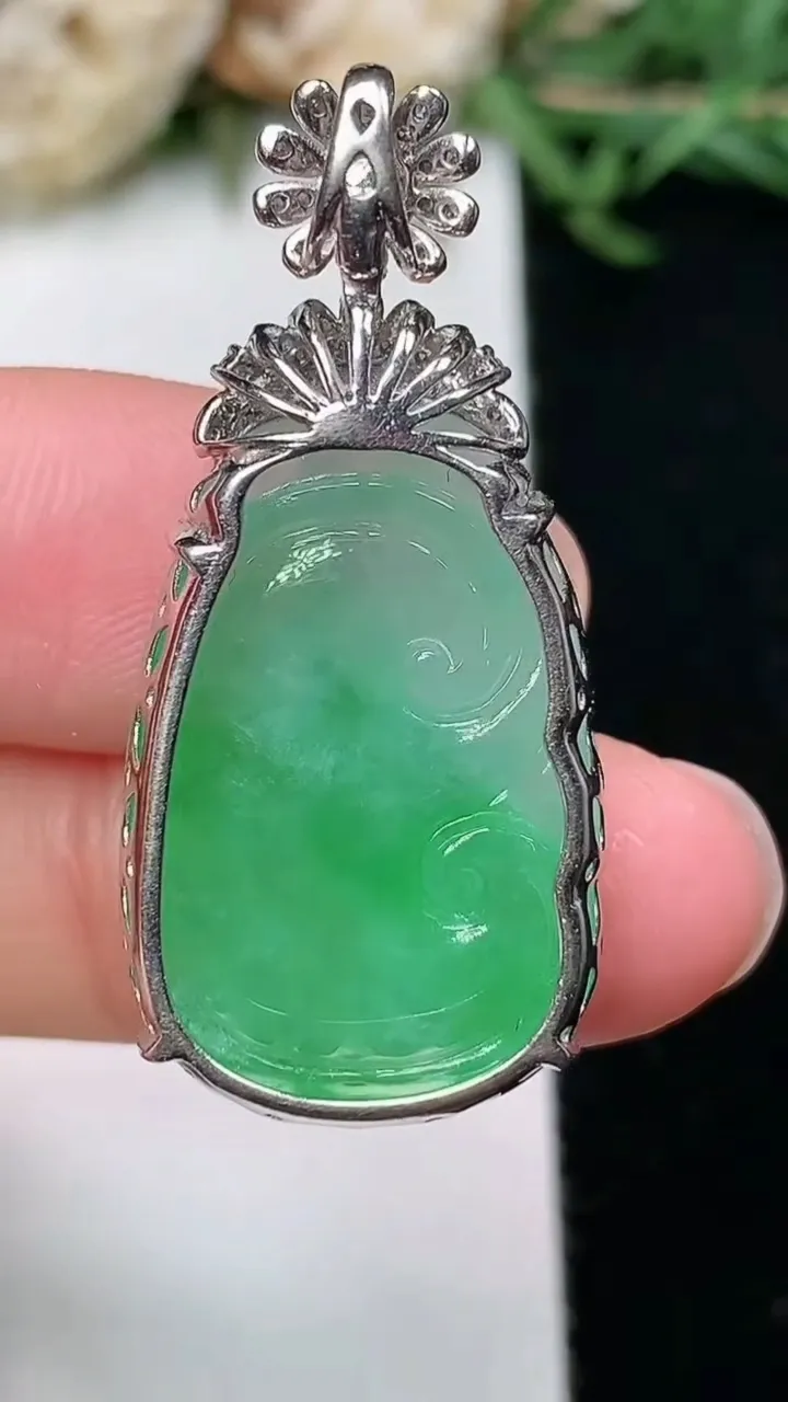 天然A货翡翠如意吊坠，尺寸24.5-16.6-7.6，重量:6.85g
2月2日