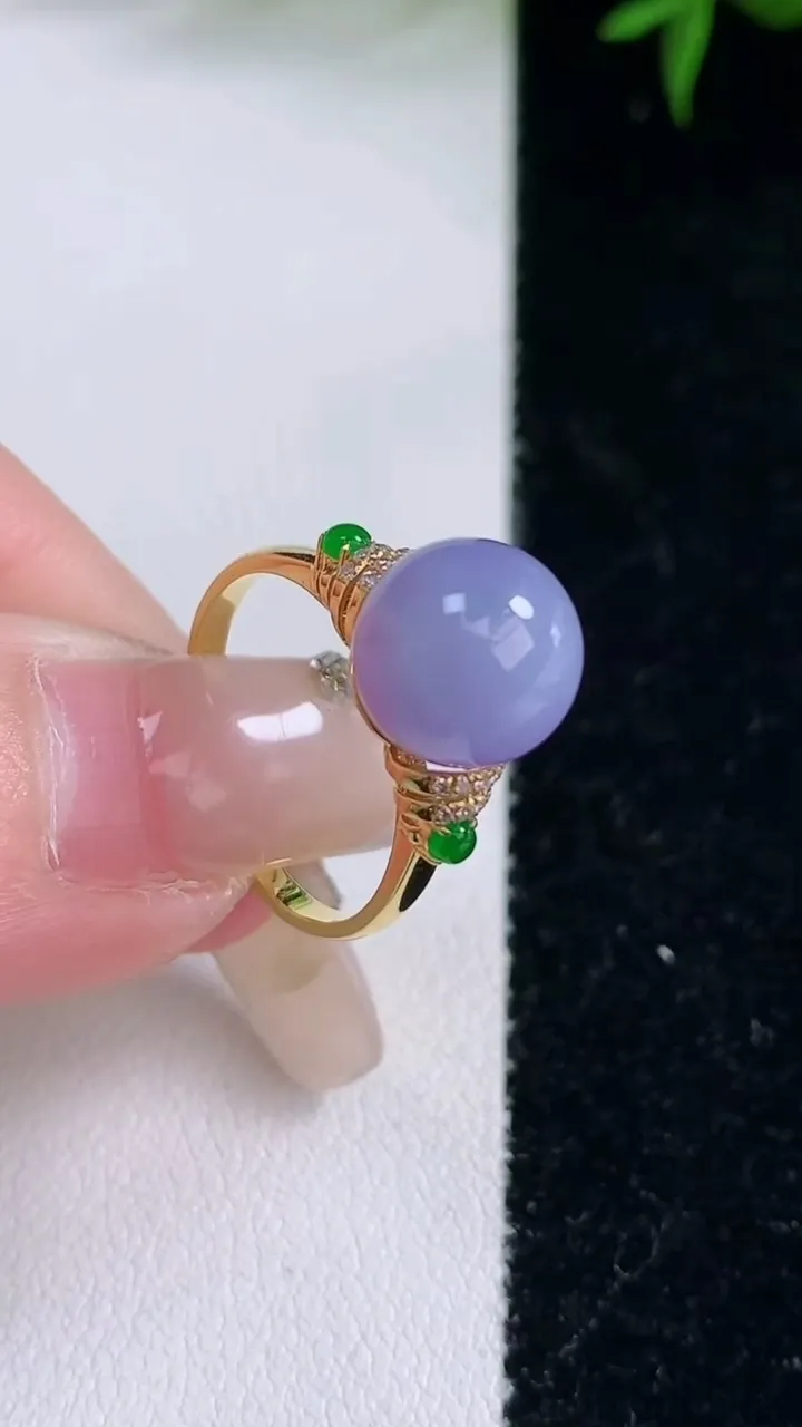 天然A货翡翠18K金紫罗兰圆珠戒指，尺寸17-9.4，重量:3.45g2026年2月2日
工厂直销收藏佳品,种好水足，色泽均匀，有种有色，上手高大气！