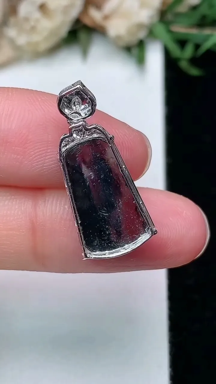 天然A货翡翠无事牌吊坠，尺寸16.2-10-5.6，重量:2.23g
2月2日