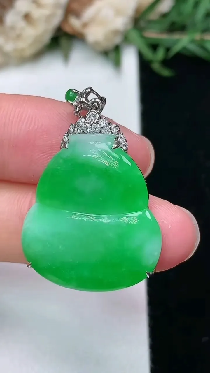 天然A货翡翠葫芦吊坠，尺寸22.8-21-5.2，重量:5.46g
2月2日