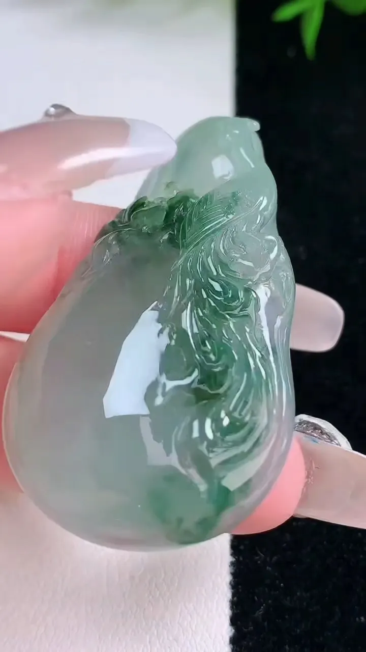 天然A货翡翠冰种飘花凤凰吊坠，尺寸47.4-28.4-8，重量:19.71g
2月2日