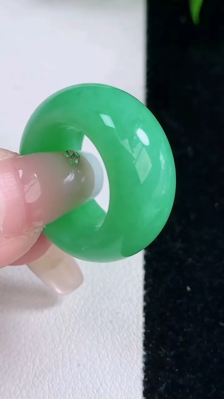 天然A货翡翠指环扳指，尺寸16.7-12-5.3，重量:12.77g2026年2月2日
工厂直销收藏佳品,种好水足，色泽均匀，有种有色，上手高大气！