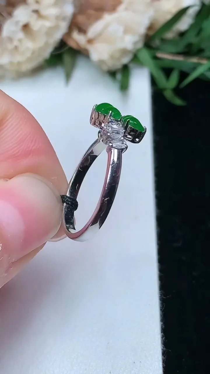 天然A货翡翠葫芦戒指，尺寸16.9-5-4，重量:1.97g2026年2月2日
工厂直销收藏佳品,种好水足，色泽均匀，有种有色，上手高大气！