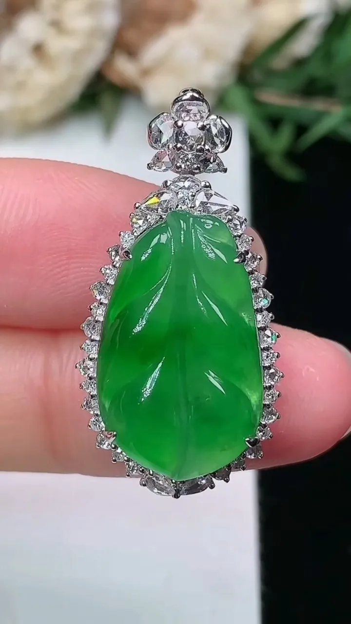 天然A货翡翠金枝玉叶 叶子吊坠，尺寸30.9-15.6-10，裸石19.8-12，重量:5.43g
