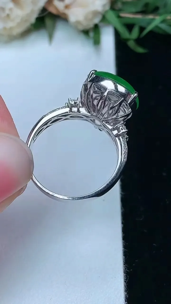 天然A货翡翠葫芦戒指，尺寸17-14.5-11.8，重量:4.48g2026年2月2日
工厂直销收藏佳品,种好水足，色泽均匀，有种有色，上手高大气！